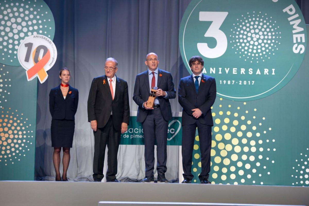 David Ral ha recibido el galardón de la mano del presidente de la Generalitat, Carles Puigdemont, y del presidente de PIMEC, Jos