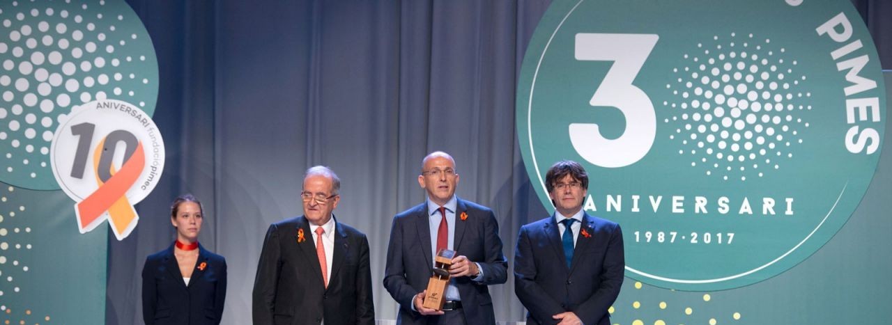 David Ral ha recibido el galardón de la mano del presidente de la Generalitat, Carles Puigdemont, y del presidente de PIMEC, Jos