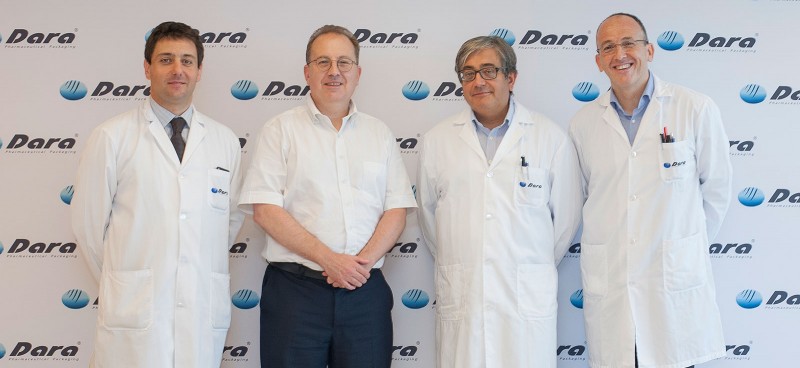 Los firmantes del acuerdo, de izquierda a derecha: Joan Melé (Director Comercial de Dara Pharma), Thierry Girard (CEO de Getinge La Calhène), Roberto Calvo (Director Técnico de Dara Pharma) y David Ral (CEO de Dara Pharma).