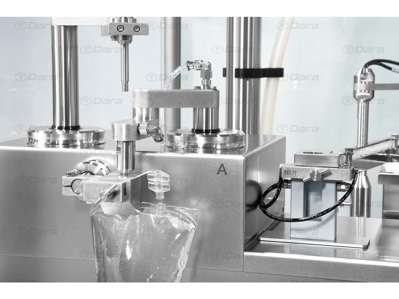 Compact machine for automatic filling and closing of IV bags