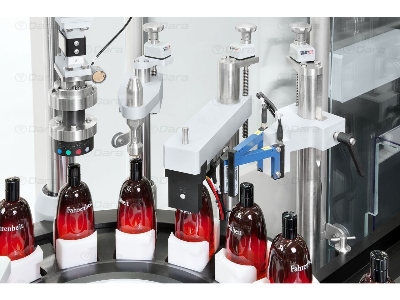 Filling and closing machines for fragrances with push-over spray pump
